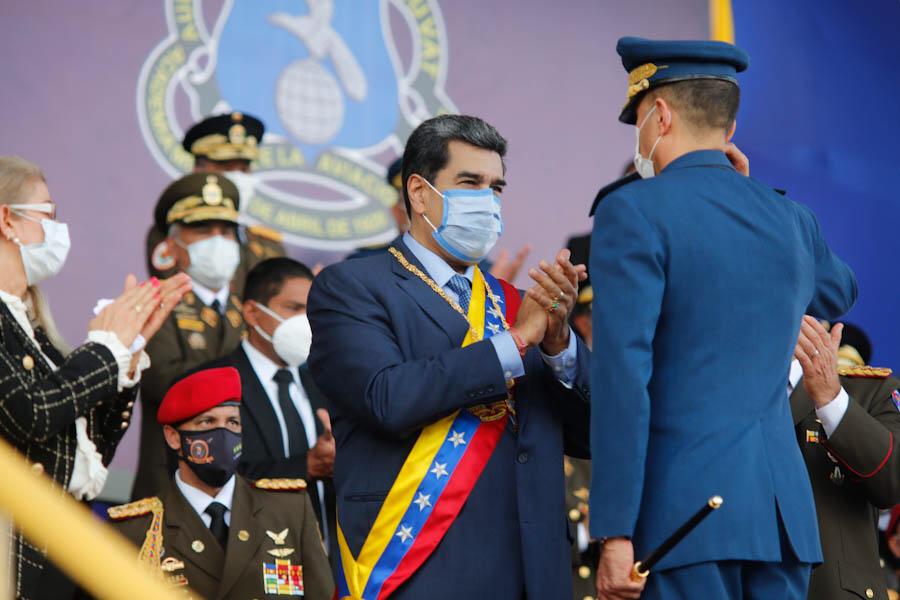 NicolasMaduro's tweet photo. Ascendí a General en Jefe de la Aviación Militar Bolivariana al M/G Pedro Juliac. Un regalo, premio y reconocimiento por su lealtad, sacrificio, profesionalismo, amor a la Patria y a la Revolución Bolivariana. ¡Felicidades G/J Pedro Juliac! ¡A la Batalla y a la Victoria! https://t.co/BhDeuSygay