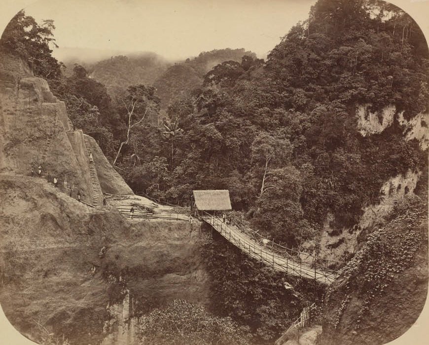 potolawas's tweet photo. Sebuah jembatan bambu di Karbouwengat/Ngarai Sianok dekat Fort de Kock/Bukittinggi, sekitar tahun 1860-1878.
Pencipta
Studio foto: Woodbury &amp; Page
•
📸: Museum Volkenkunde
•
#potolawas #potolawasbukittinggi #bukittinggiku #bukittinggihits #bukittinggikotawisata https://t.co/lhZQjYgDpe