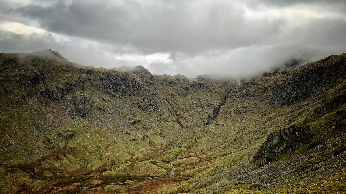 TheLakesMike's tweet photo. Glaramara Wainwrights.
.
Keep safe. Be kind. Donβt be a dick.
.
#glaramara #wainwrights #bessyboot #rosthwaitefell #cumbria #lakedistrict https://t.co/MjwKjfwVWj