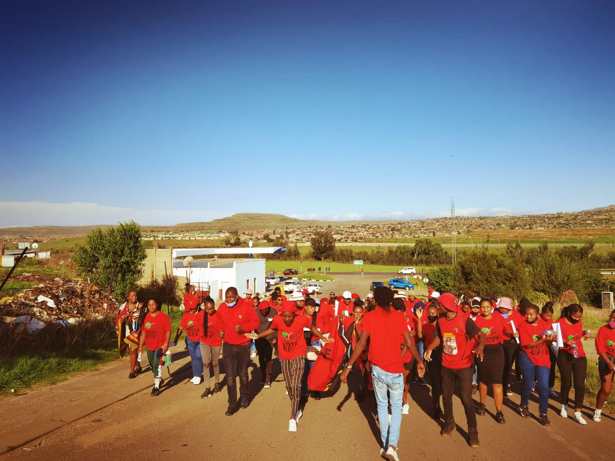 EFFYouthCommand's tweet photo. EFFSC University of Free State Qwa-Qwa campus Final push, Off-Campus door to door campaign led by Secretary General Commissar Muzi Khoza.
#LearnPersuade&Conscientize
#Uyez'Umoya
#UFSvoteEFFSC https://t.co/ayQdJ0KTon