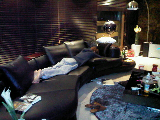 Today Jaejoong presented us his new image, so I'm also giving you the feet in their new look. Yes, they dressed up.