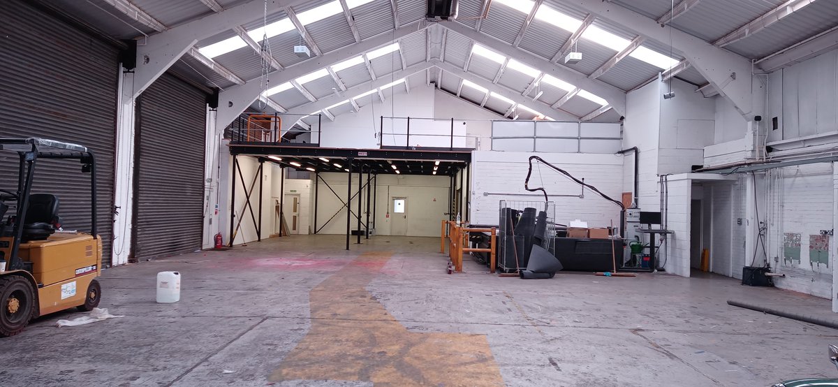 mkpsdevon's tweet image. Super hard wearing industrial floor coating laid in Industrial unit at Marsh Barton , Exeter last week. Despite the very rough nature of the existing concrete floor, we were able (with a fair bit of prep work ) to give this floor a new lease of life to last for years to come.