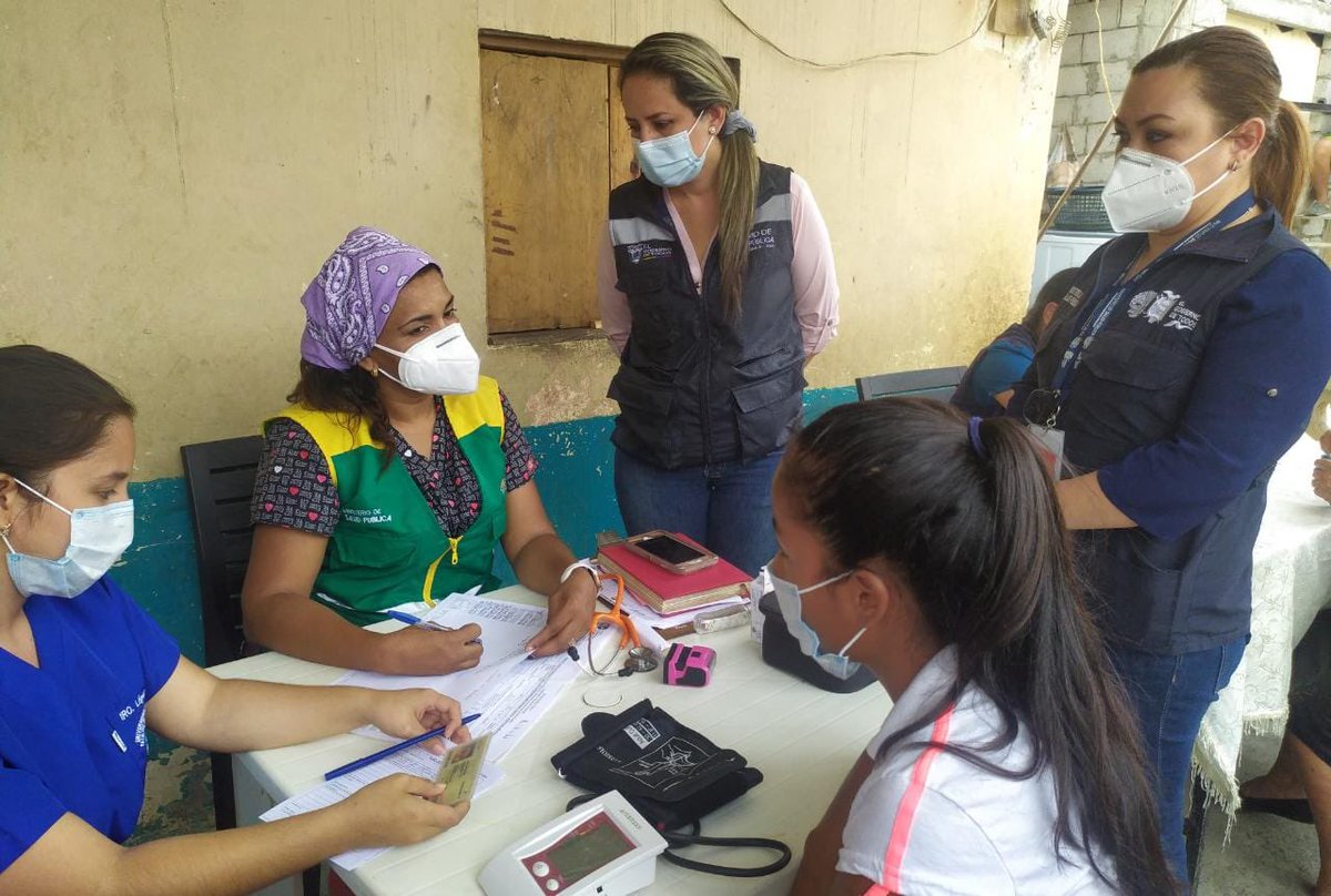 Salud_Guayas's tweet photo. Directora Distrital @mishelljimenezC constata labor de las brigadas de Salud, realizando vacunación a niños menores de 5 años,  atención médica  y sensibilización sobre el correcto #LavadoDeManos en el sector #EloyAlfaro #ActivadosPorLaSalud https://t.co/oisuk4CJs1