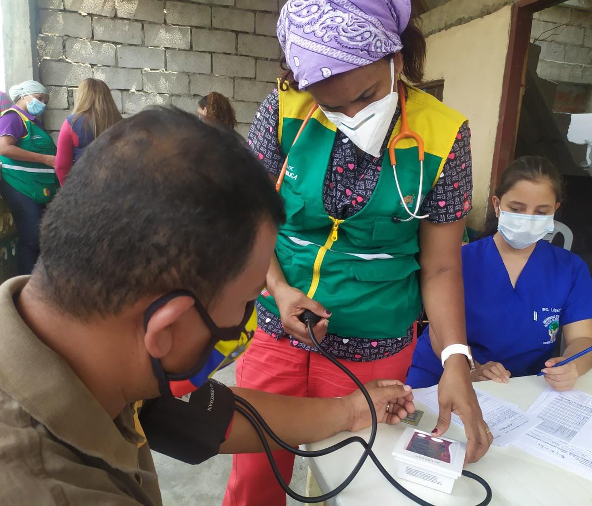 Salud_Guayas's tweet photo. Directora Distrital @mishelljimenezC constata labor de las brigadas de Salud, realizando vacunación a niños menores de 5 años,  atención médica  y sensibilización sobre el correcto #LavadoDeManos en el sector #EloyAlfaro #ActivadosPorLaSalud https://t.co/oisuk4CJs1