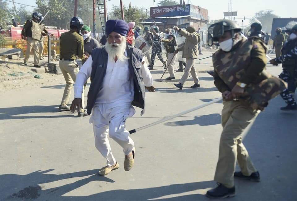 Khalsa_Aid's tweet photo. Peaceful protesting farmers from Panjab met by sheer brutality of @DelhiPolice &amp; #HaryanaPolice ! 

Death of democracy ! @cnni @BBCWorld @Reuters @CBCNews https://t.co/3TgbPCHlsv