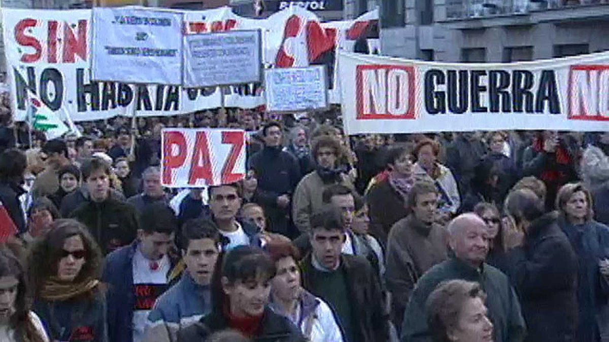 Docu41's tweet photo. 🔴Hilo-España fue el país donde las manifestaciones en contra de la guerra de Irak lograron mayor trascendencia. Se estima que se manifestaron entre once millones y ocho millones de personas. Solo entre Madrid y Barcelona se cifró entre un millón y tres millones de manifestantes+ https://t.co/qRgBKbFmVS
