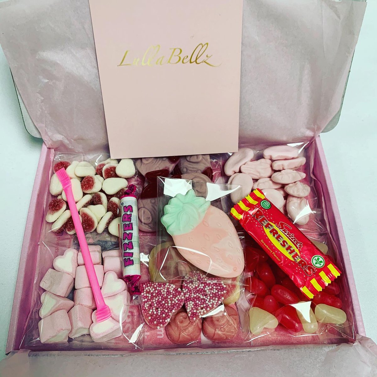 S_I_Candy's tweet photo. Great to be working with the fabulous @LoveLullaBellz to provide their employees with a pay day treat box 📦 and what a treat 💝 

Our beautiful pink treat boxes filled with lots of yummy pink sweets and treats 😋 

Such a great idea #PayDay #LullaBellz #Manchester #BlackFriday https://t.co/yDucWXRB1l