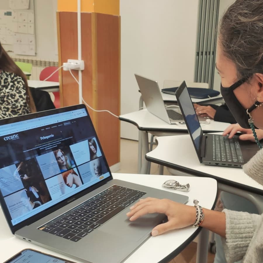PratEducacio's tweet photo. Connectem la #FP amb el comerç de proximitat 🫂
Arrenquem amb molta il•lusió la 1a edició de la #BraInHackathon, un projecte de l'escola col•laborant amb @CorEixample per ajudar els negocis de l'Eixample afectats per la crisi 💪🏼
12 establiments, 12 reptes. Som-hi! 😉
#SomPrat https://t.co/rxdZ4FR4SF