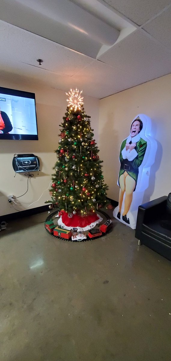 jjliam515's tweet photo. I love my job. 🎄 https://t.co/61z5dN5EcY