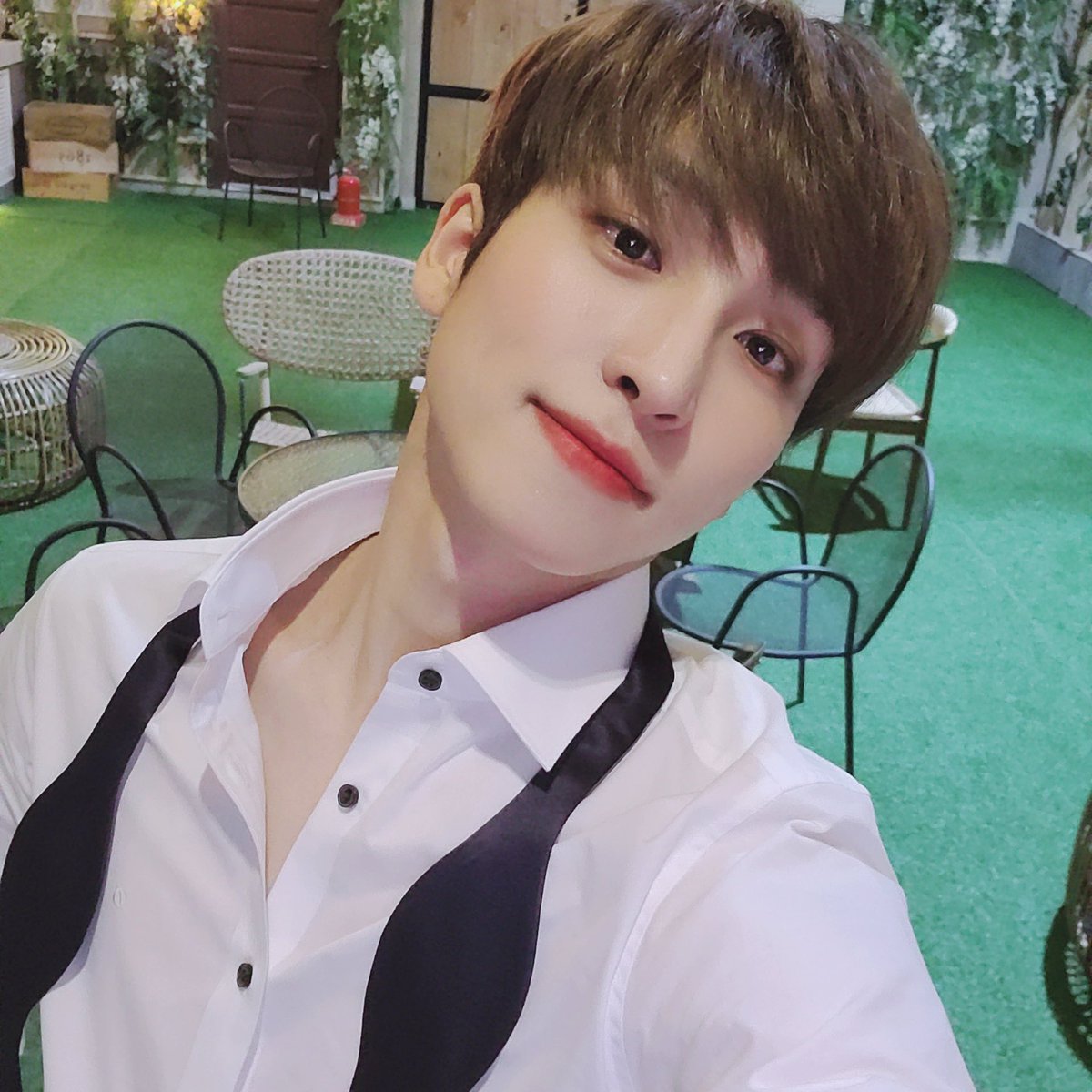 [#SANGYEON] TheB! Esqueci como que faz o laço da gravata 😳😳
