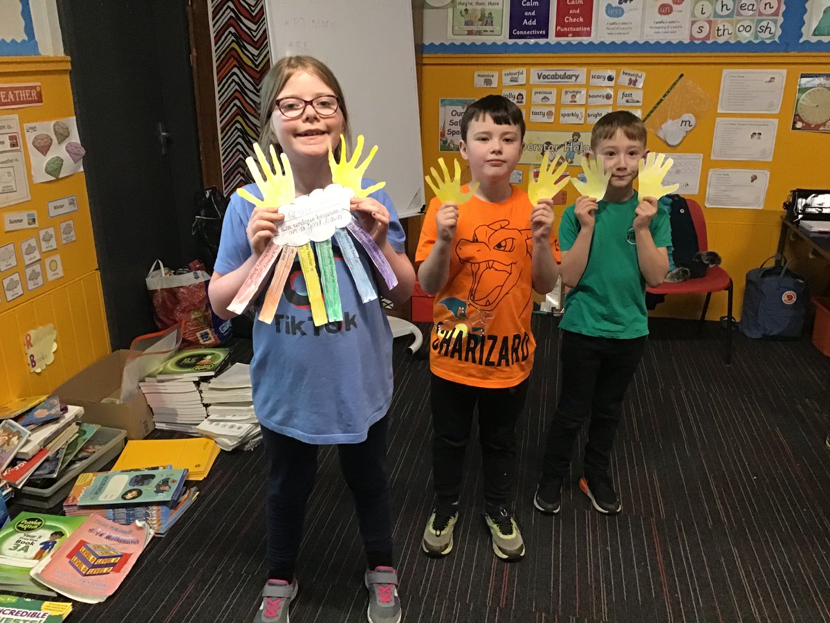 CraigtonPrimary's tweet photo. P5/4 captured what makes them unique and let their uniqueness burst rainbows through the clouds. #Rainbow2020 #Inclusion #loveislove https://t.co/FpH7u0OK1C