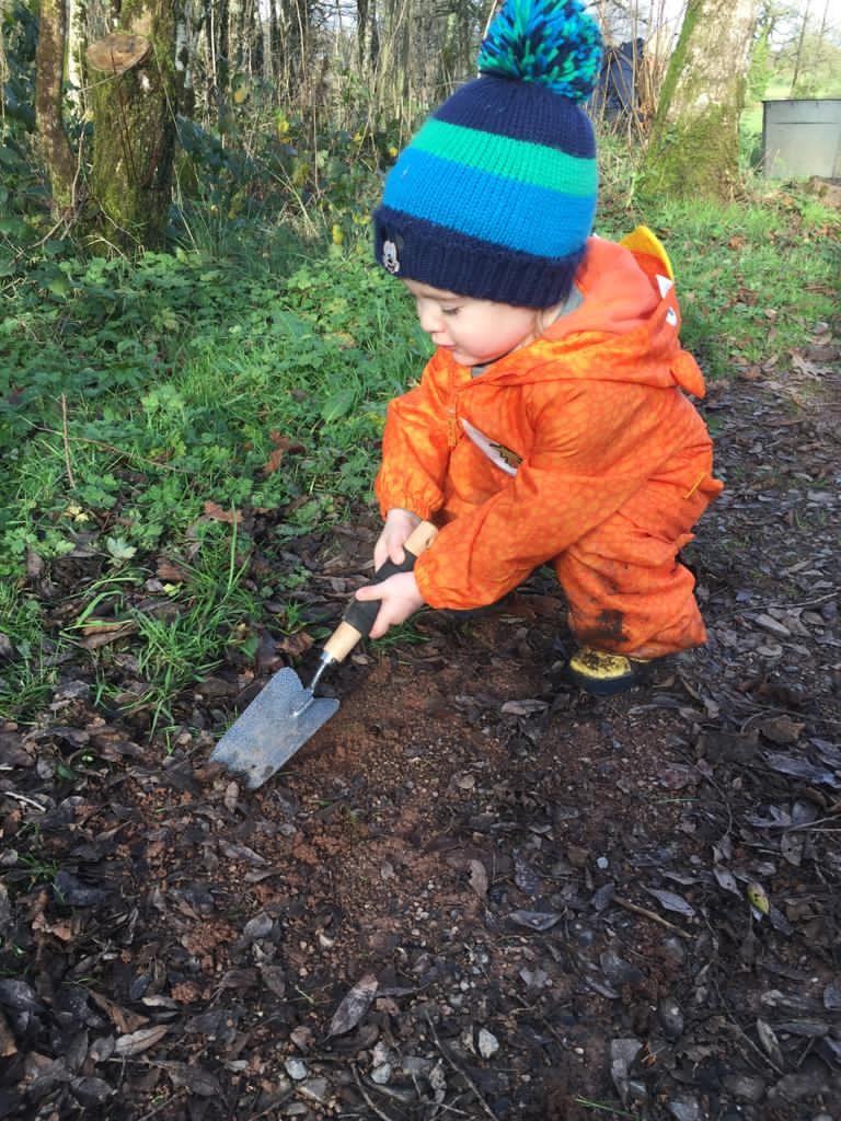 walesbotanic's tweet photo. Roedd 'na wiwerod prysur a phlant prysur yn Ddydd Mercher Mwdlyd wythnos hyn! Helpodd y plant i ddod o hyd i fes ac yna eu cuddio i'r wiwer ddod o hyd iddynt yn ystod misoedd y gaeaf.
๐ฟ๐๐ฟ
#DyddMercherMwdlyd #garddcymru #natur #wiwer #sbri #Cymru #dysgu #gaeaf https://t.co/MAPrFYmIIS