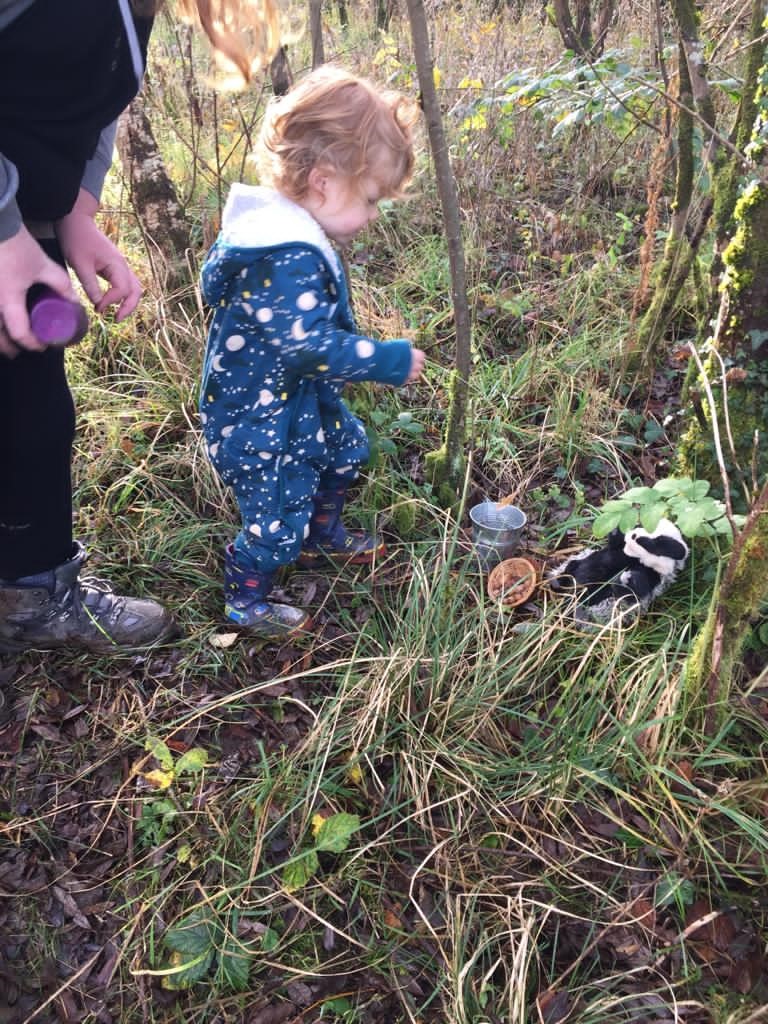 walesbotanic's tweet photo. Roedd 'na wiwerod prysur a phlant prysur yn Ddydd Mercher Mwdlyd wythnos hyn! Helpodd y plant i ddod o hyd i fes ac yna eu cuddio i'r wiwer ddod o hyd iddynt yn ystod misoedd y gaeaf.
๐ฟ๐๐ฟ
#DyddMercherMwdlyd #garddcymru #natur #wiwer #sbri #Cymru #dysgu #gaeaf https://t.co/MAPrFYmIIS