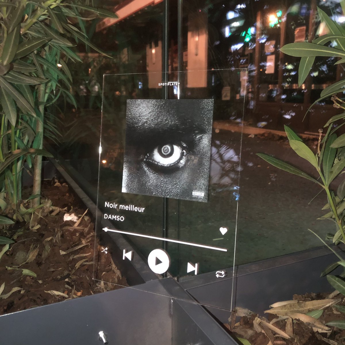 maisonartluxe's tweet photo. Pour le Black Friday nous offrons 1000 plaques parmis les 3000 premières personne qui vont retweet ce post https://t.co/qBs7uhCXry