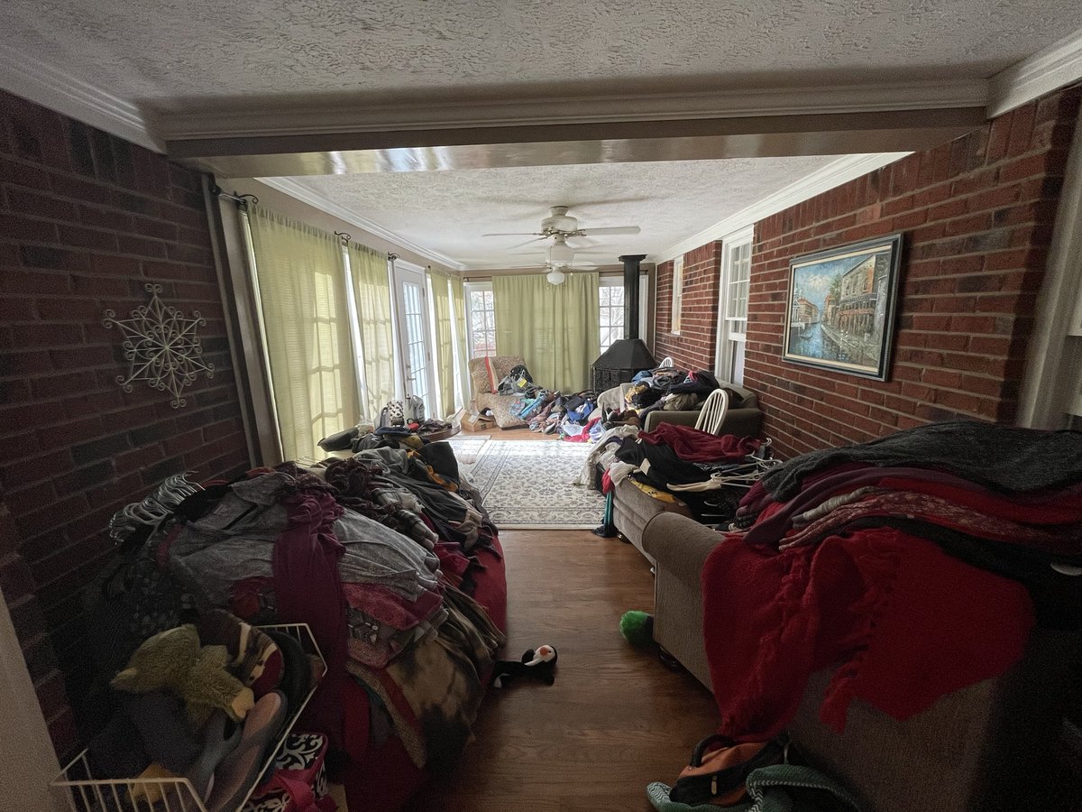 HockeyChick107's tweet photo. I may regret this... #FallCleanOut https://t.co/bTLUaPOIPO