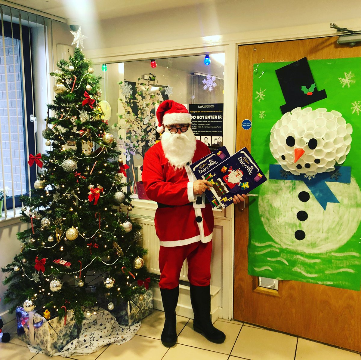 Santa Clause is coming to town &amp; he made a surprise stop at Paisley Residences today with some chocolate advents for you all! 

We hope you enjoy them! 

Watch out for more festive treats to come! 👀⁦<a href="/UniWestScotland/">UWS</a>⁩

🍫🎅🏼🎄
#uwsreslife #reslifechristmas #christmas2020