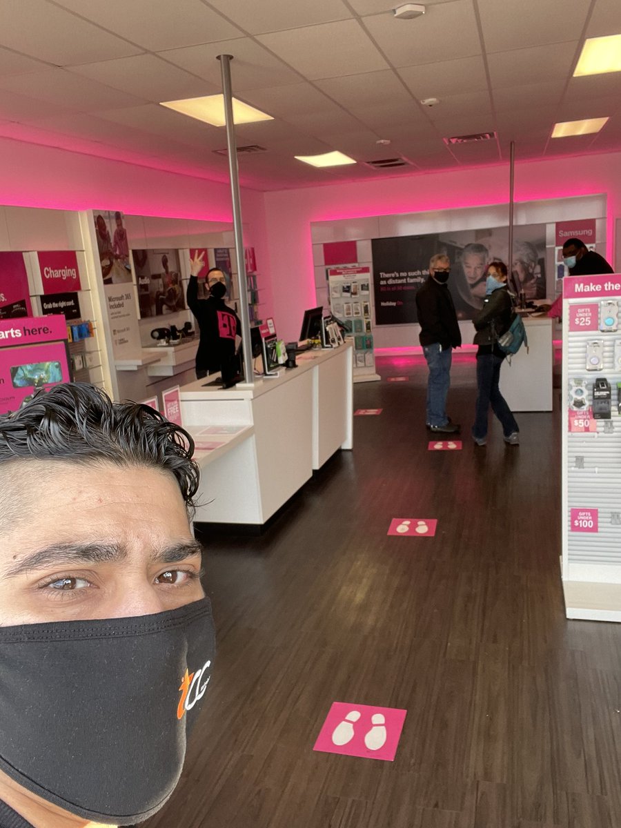sergio97877245's tweet photo. Black Friday!! If you looking for some great deal come check out our guys at Forsyth IL!! @TCCMobile @saadzakirtcc @Wireless4TCC @dannysoro @BrettKennedyTCC @prtopazTCC #BlackFriday2020 #TMobile https://t.co/DMkbRsv7wa