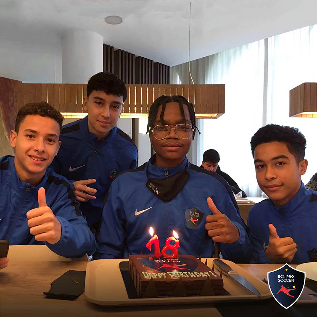 BCNPROSoccer_'s tweet photo. 🎂 Second cake for our residents in less than a week 😜

Now it's Dejaun's turn 🇯🇲

🎉 Congratulations again, bro! Sweet 🔞!

Have a good weekend, DJ! 🙌

#ThisIsBCNPRO ⭐️
#BCNPROElite ⚡️⚽️ https://t.co/a9FtJqjWVY