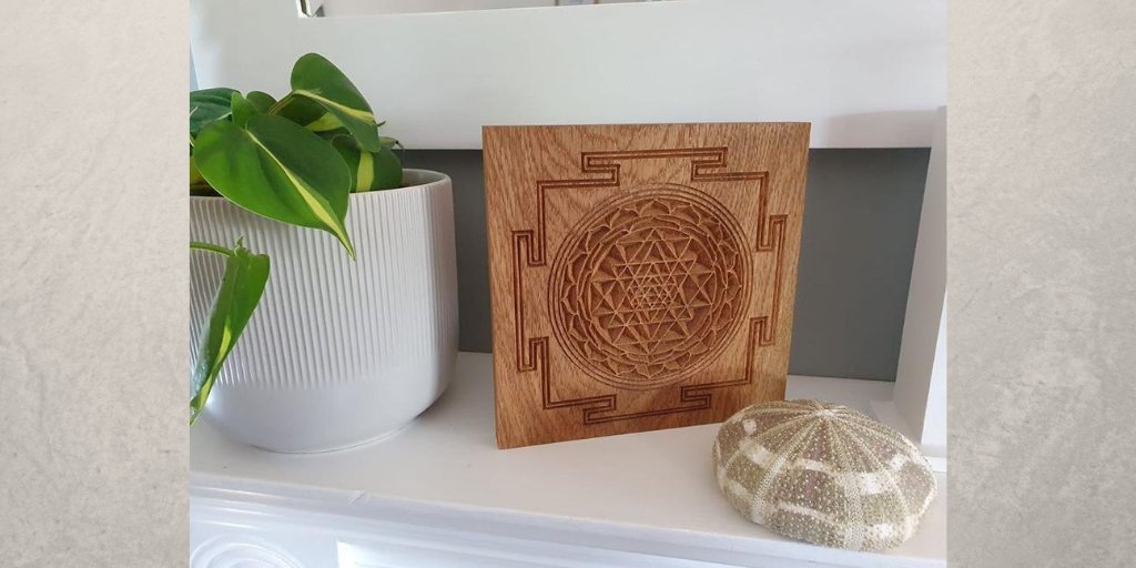 AlbaGifts's tweet photo. his #SriYantra carving is made from Oak and is sure to stand out in any setting. Size is approx 20x20cm and the beauty of the wood is exaggerated by the warm danish oil finish.

#inbizhour #shoplocal #tbch 

https://t.co/mEuDgD78Ep https://t.co/gA2wI2iw9P