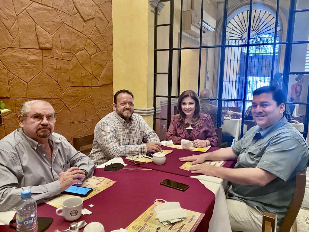 GloriaHimelda01's tweet photo. Excelente mañana con la grata compañía de amigos líderes transportistas.
¡Muchas gracias por la invitación!
#CNOPSinaloa 💚 https://t.co/korvCVGlhK