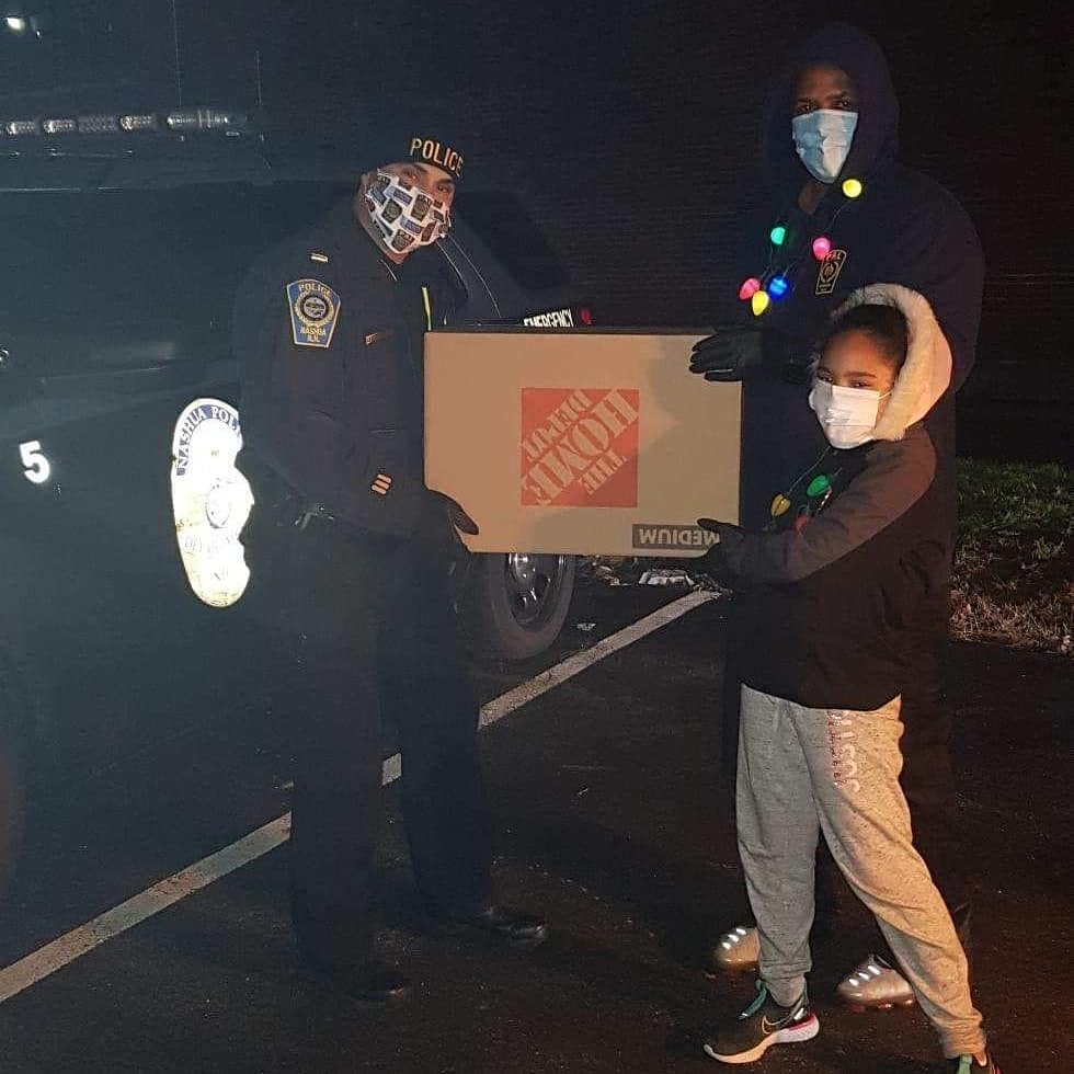 NashuaPAL's tweet photo. The Nashua #PALBoxers were busy giving back our community before Thanksgiving! They helped hand out food boxes with PAL &amp; at public housing
@NashuaPolice
#HappyThanksgiving #TurkeyBrigade #PALFamily #NashuaStrong #CopsKidsCommunity #EveryKidDeservesAPAL https://t.co/p8DrqExDBe