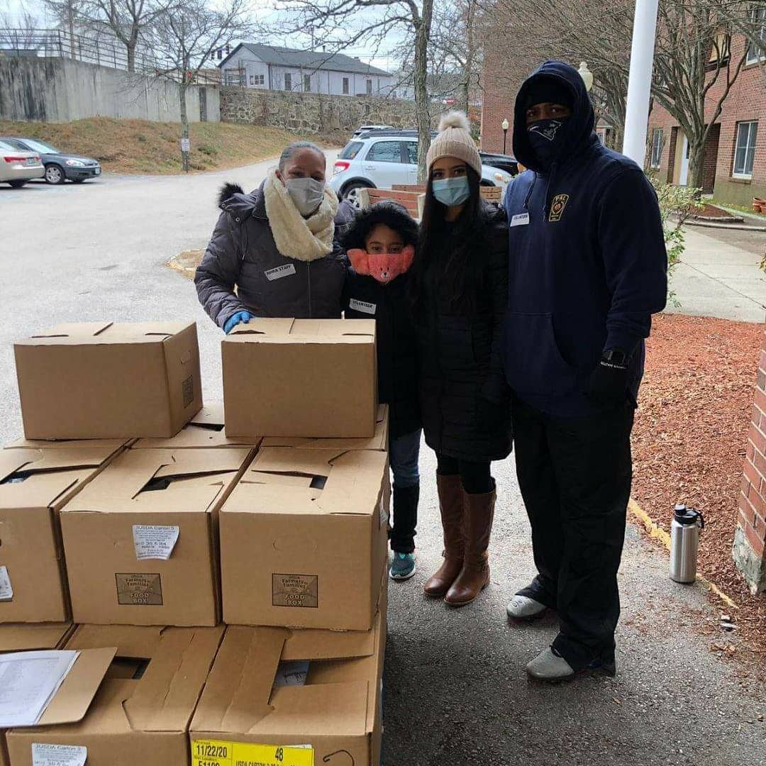 NashuaPAL's tweet photo. The Nashua #PALBoxers were busy giving back our community before Thanksgiving! They helped hand out food boxes with PAL &amp; at public housing
@NashuaPolice
#HappyThanksgiving #TurkeyBrigade #PALFamily #NashuaStrong #CopsKidsCommunity #EveryKidDeservesAPAL https://t.co/p8DrqExDBe