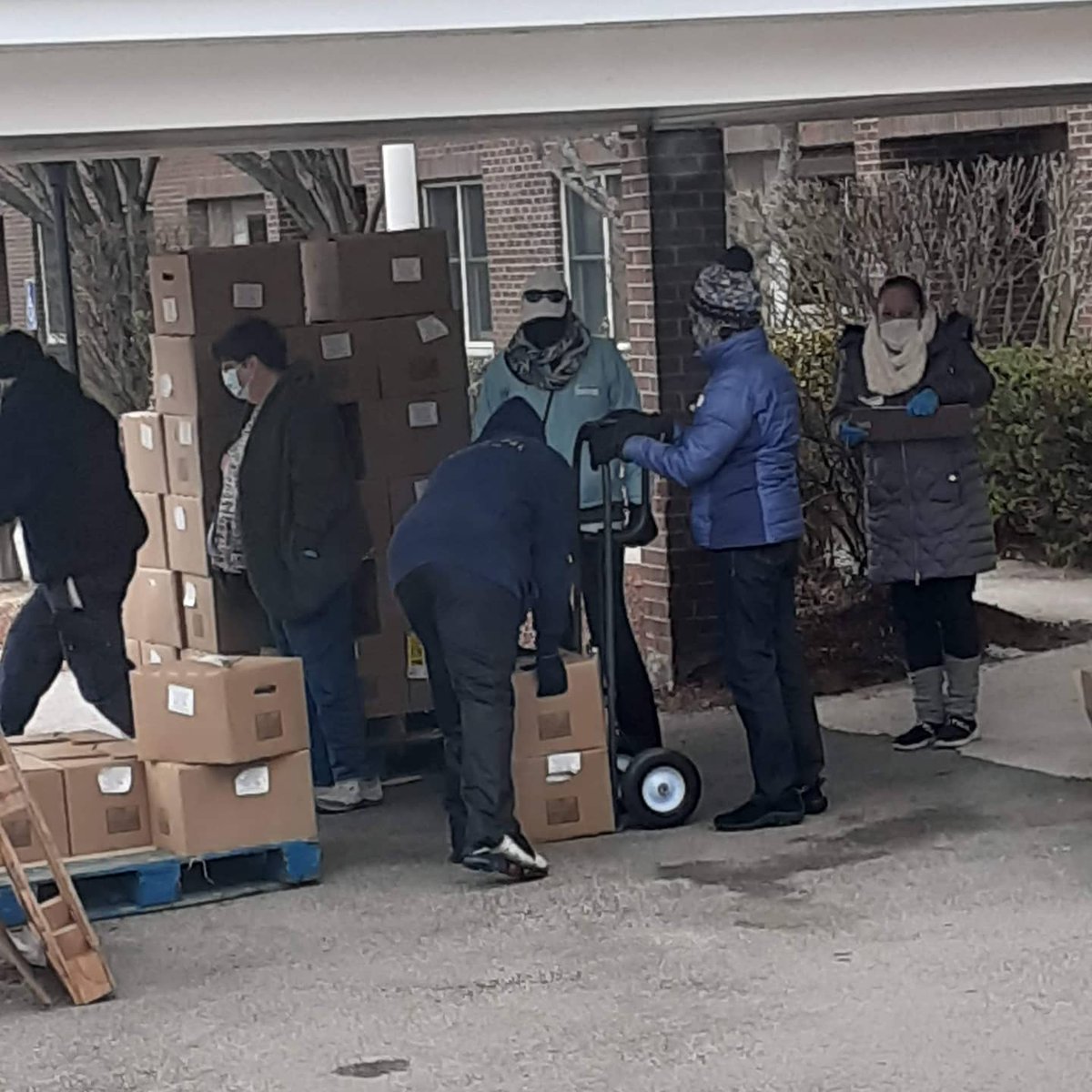 NashuaPAL's tweet photo. The Nashua #PALBoxers were busy giving back our community before Thanksgiving! They helped hand out food boxes with PAL &amp; at public housing
@NashuaPolice
#HappyThanksgiving #TurkeyBrigade #PALFamily #NashuaStrong #CopsKidsCommunity #EveryKidDeservesAPAL https://t.co/p8DrqExDBe