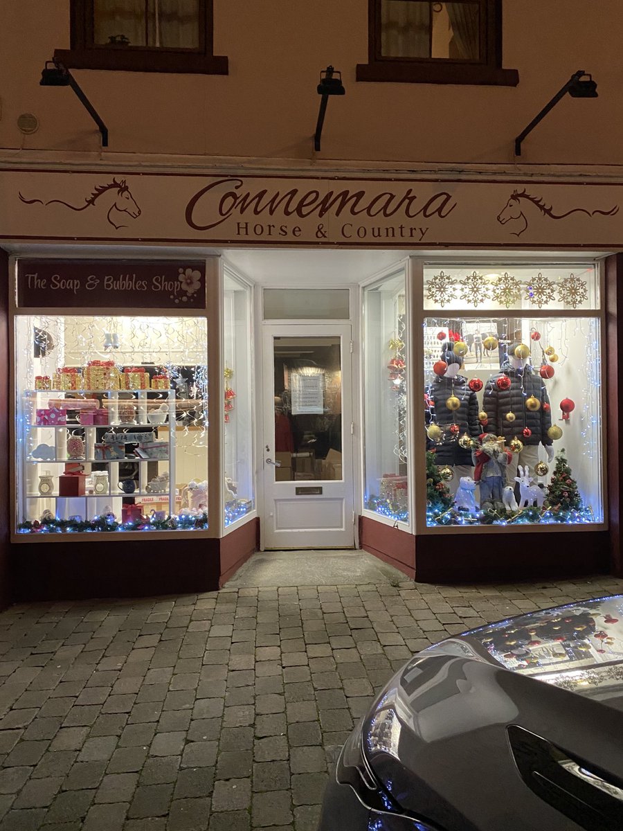 EileenMannion1's tweet photo. Clifden lights up for #Christmas2020 #shoplocal #GreenFriday ⁦@conamarachamber⁩ https://t.co/VSHtpt5I11