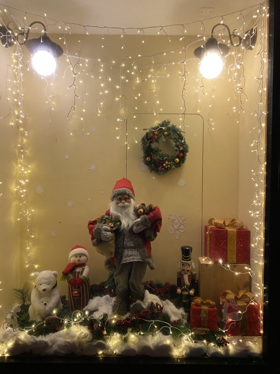 EileenMannion1's tweet photo. Clifden lights up for #Christmas2020 #shoplocal #GreenFriday ⁦@conamarachamber⁩ https://t.co/VSHtpt5I11