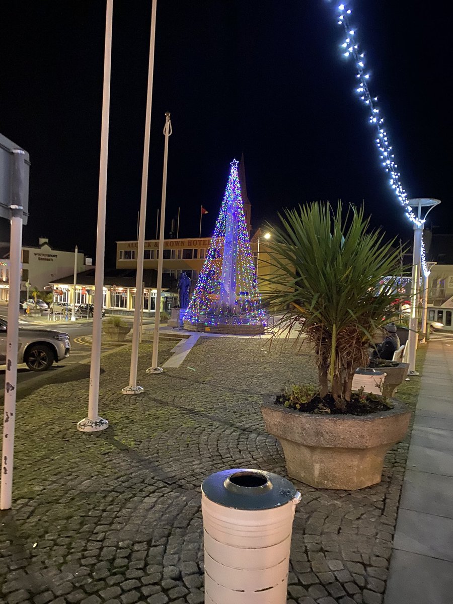 EileenMannion1's tweet photo. Clifden lights up for #Christmas2020 #shoplocal #GreenFriday ⁦@conamarachamber⁩ https://t.co/VSHtpt5I11