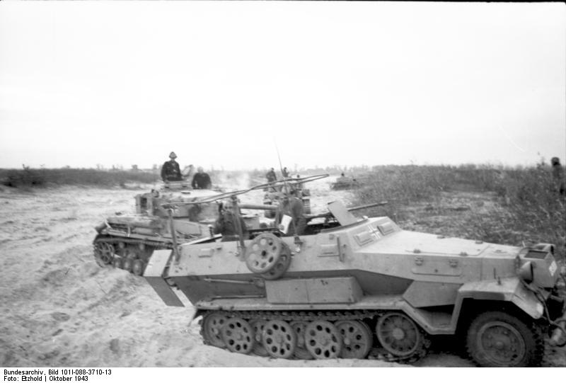 The officer on these images, however, is a Fliegerleitoffizier, who would deploy themselves and their men onto the frontline to coordinate Luftwaffe aircraft. This Sd.Kfz 251 is accompanied by several Pz.Kpfw IV Ausf. Hs (or Gs).