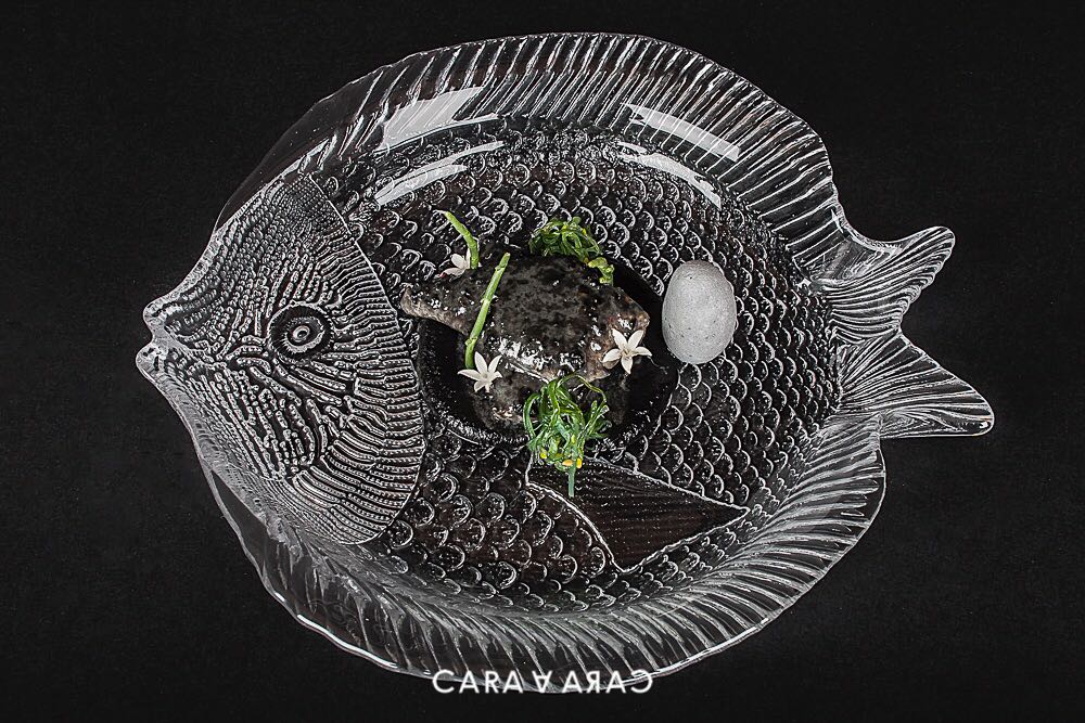 C21_restaurante's tweet photo. Cuando Alberto Soto concibe un plato no sólo tiene en cuenta el producto, la combinación de sabores, aromas, texturas... También la armonía visual.
Para nosotros un plato es una obra de arte efímero, una expresión fugaz en el tiempo que nos deleita con su recuerdo.
#gastronomia https://t.co/nEY3UiHQ3y