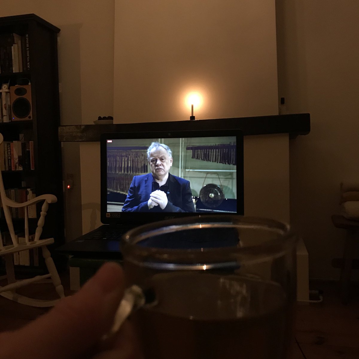 Zó fijn: kind op bed en meteen vanaf de bank kijken naar de toneelvoorstelling van #destillekracht door ⁦@ITAensemble⁩ naar de roman van ⁦<a href="/louis_couperus/">Louis Couperus</a>⁩. Boeiende inleiding van Bas Heijne.