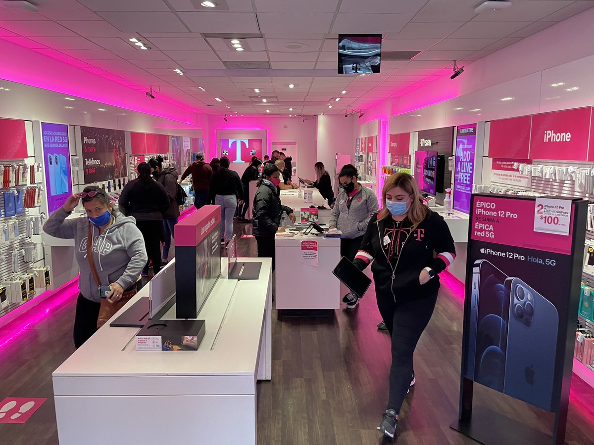 HAPPY BLACK FRIDAY !! #junctionRoosevelt #tmobile #QnsElmCor #blackfriday <a href="/Misa_Magenta/">MagentaMisa</a> @Mari_Magenta <a href="/MagentaGeorge/">George Velasquez</a> <a href="/MagentaGus/">Gus Ledesma</a> <a href="/jorge_molina23/">The Hive</a> <a href="/rgshaftoe/">Bob Shaftoe</a>