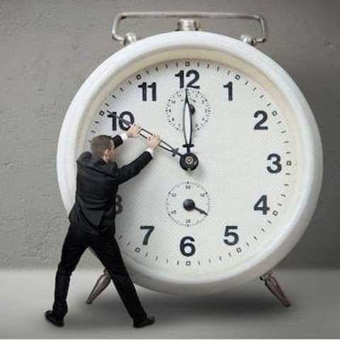 أنت لست متأخرا .. أنت في توقيتك المناسب !!🌹

• أحدهم أعزب و تزوج في عمر 20 سنة، ولم ينجب طفلا إلا بعد 10 سنوات ..
و آخر تزوج في عمر 30، و أنجب طفلاً بعد سنة.🌹

• وإحداهن تزوجت في عمر 22 وزوجها أشقاها ..
وأخرى تزوجت في عمر 34 وزوجها أسعدها.🌹