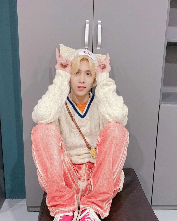 hepunzel's tweet photo. guys thank you so much for 300 followers!!! we love to see how many people are out there to support hendery and his artsy fans! 😁 we'll keep making more and more edits and your feedback is our motivation, thank you again! <3 https://t.co/RmuQAQVoIN