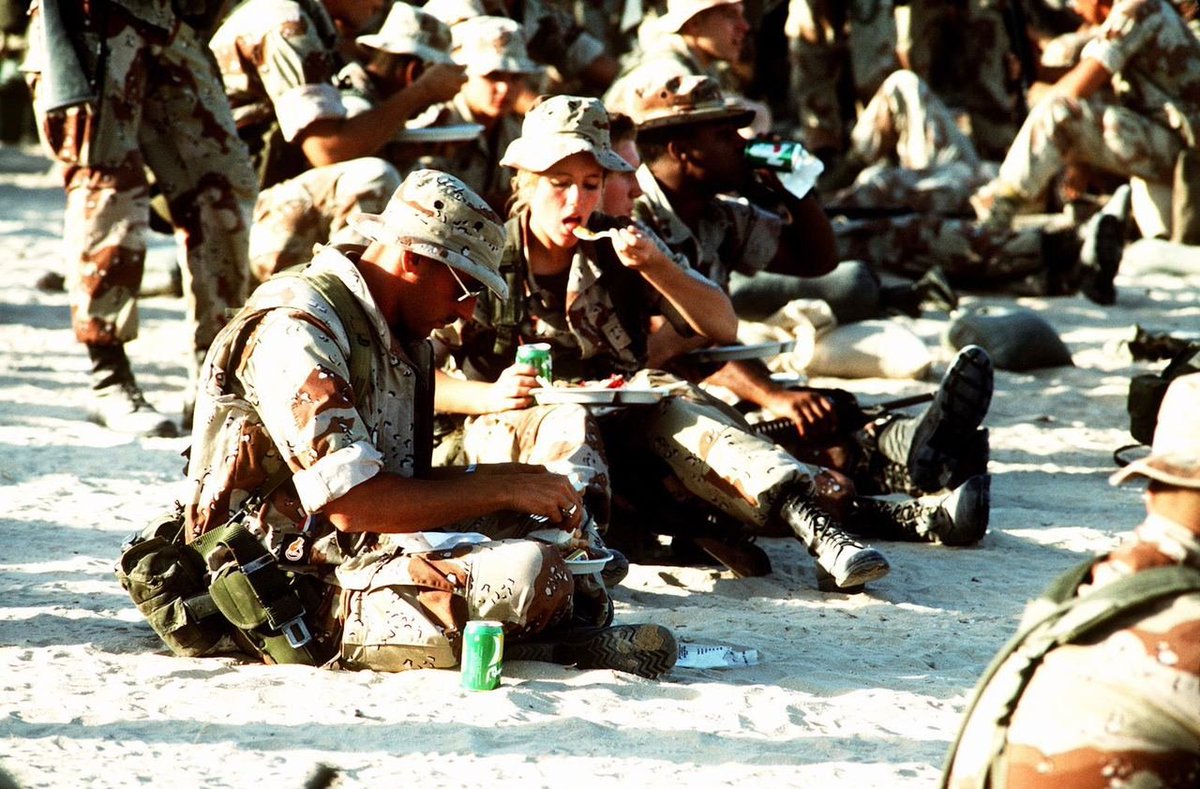 Marines en Arabia Saudí esperando escuchar el programa del domingo. #GuerradelGolfo #DesertShield