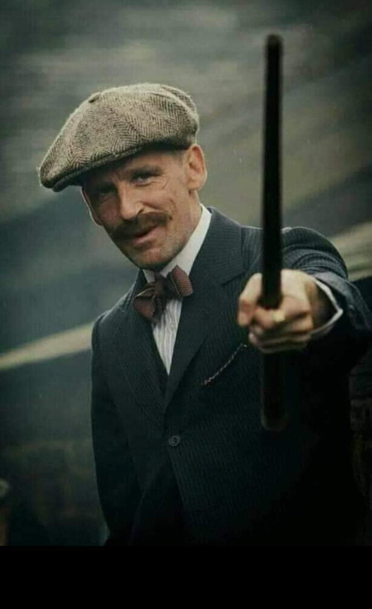 منتصف الليل. أنت وحدك في غرفتك اللعينة
الجو في الخارج كئيب ،صوت نباح الكلاب في الجهى الأخرى
الأسرة نائمة....شقيقك منشغل بزوجته....حبيبتك السابقة سعيدة بسماع الروايات البطولية مع حبيبها الجديد....زميل العمل نام من الثامنة....صديقة الطفولة تزوجت و اعتزلت الفايسبوك....