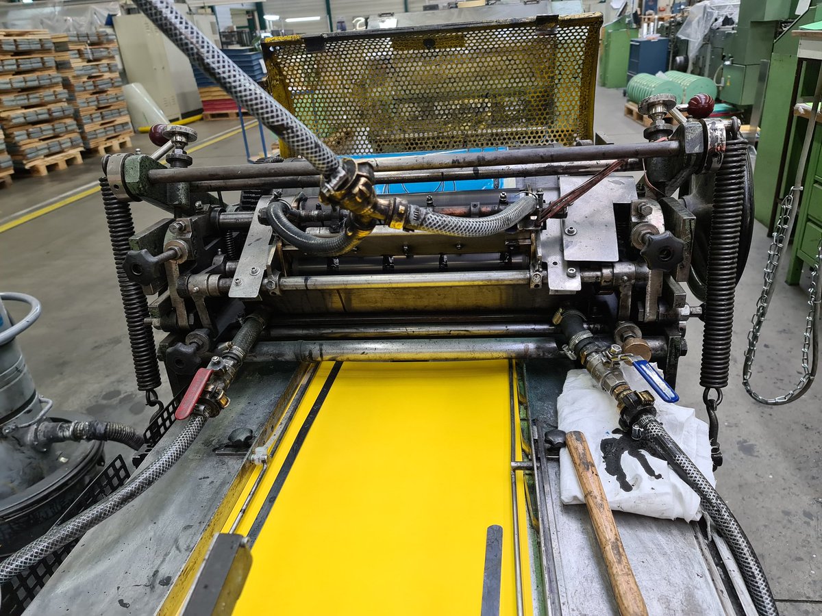 PrintingWache's tweet photo. Good old flexoprinting unit with ink tray.

In the next few months this will be replaced by our carbon fibre doctor blade chamber with inline washing system. 

Improve quality, reduce wasted ink and safer working place for operators because they will use polyester doctor blades. https://t.co/Be2GFi4fRS