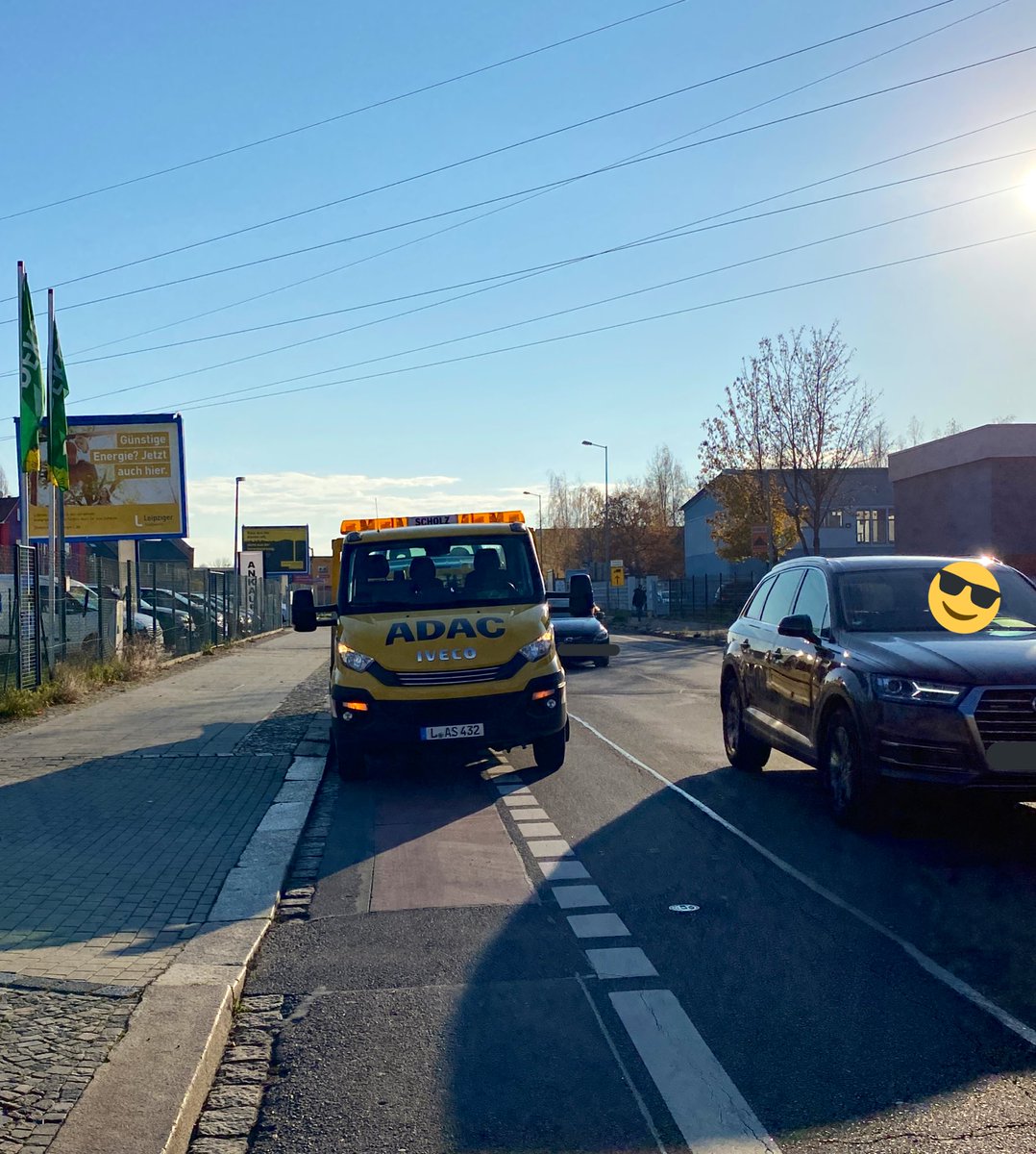 le_cyclist's tweet photo. Hallo @ADAC, die Pro-Fahrrad-Öffentlichkeitsarbeit könnt ihr euch sparen, wenn die Realität so aussieht. #runtervomradweg https://t.co/B5jP615PMx