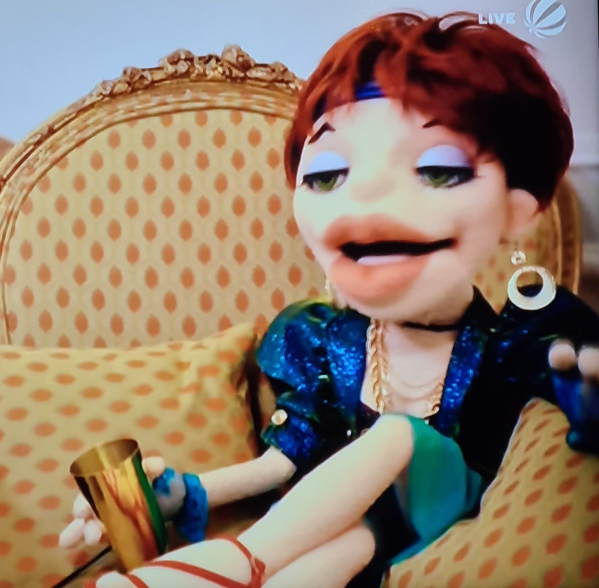 dejaydee297's tweet photo. Auch Claudia Obert hat es zu #prettyinplüsch geschafft 🥂 🤣 #stößchen https://t.co/ugoCzNfyZu