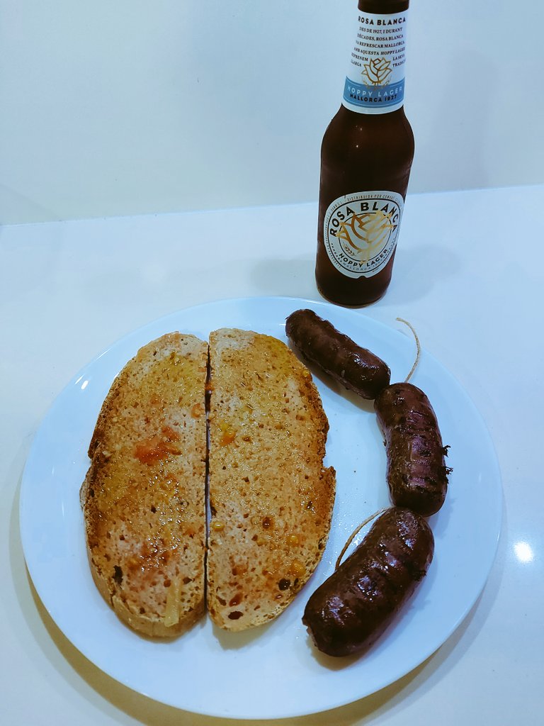 juanma79campos's tweet photo. #Pa d'es forn d'Es Llombards, #botifarrons sense pelar i torrats i amb una @RosaBlanca1927
🤤🤤🤤 https://t.co/yB7jP8nDCv