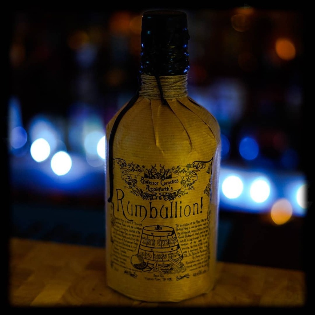 With a saving of £7 per bottle, the next #Rum on the #BlackFriday #RumDealAlert is @Ableforth's @RumbullionSpicedRum @MasterofMalt
This #SpicedRum is a 42.6% ABV blend of #Caribbean #Rums flavoured with #Madagascan #Vanilla, #Orange peel, #Cassia, #Clove… instagr.am/p/CIGtBqeFoH8/