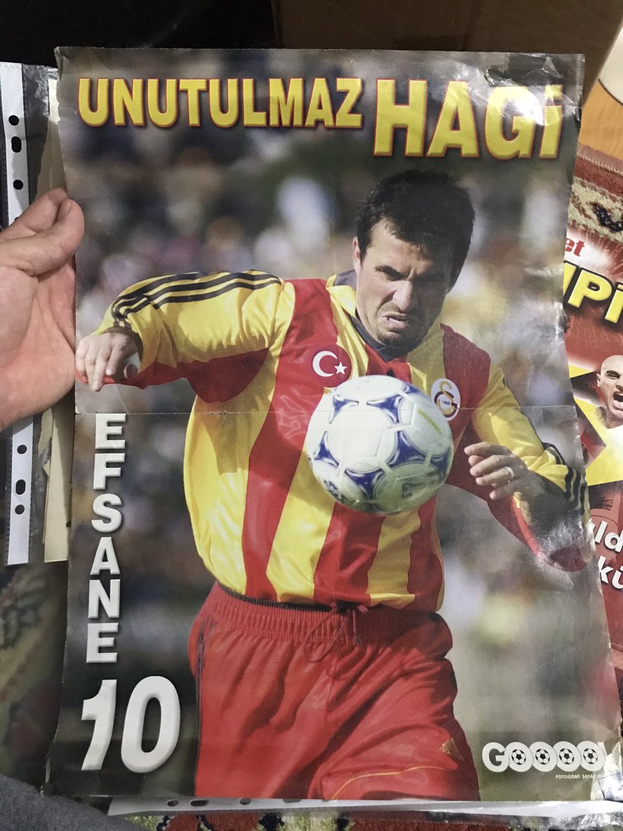 Eskileri karıştırıyordum...Şöyle bi poster buldum...Gazete hediyesiymiş...Atmaya kıyamamışım...Ölene kadar da atılmayacak...#Hagi
@GalatasaraySK https://t.co/VyAt8ihdex