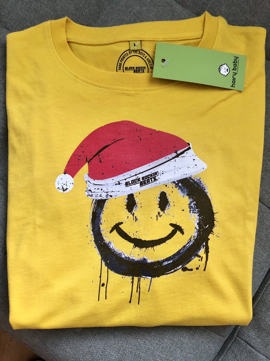 DecPierce's tweet photo. Giving away this limited edition tee in just over an hour! Lash the hashtag #BlockRockinBeats on your tweets or RT this and you’re in the draw. Winner announced at 9pm @TodayFM 🎅🏼🙌🏽 @HairyBabyTees https://t.co/IDEUpe8Xro
