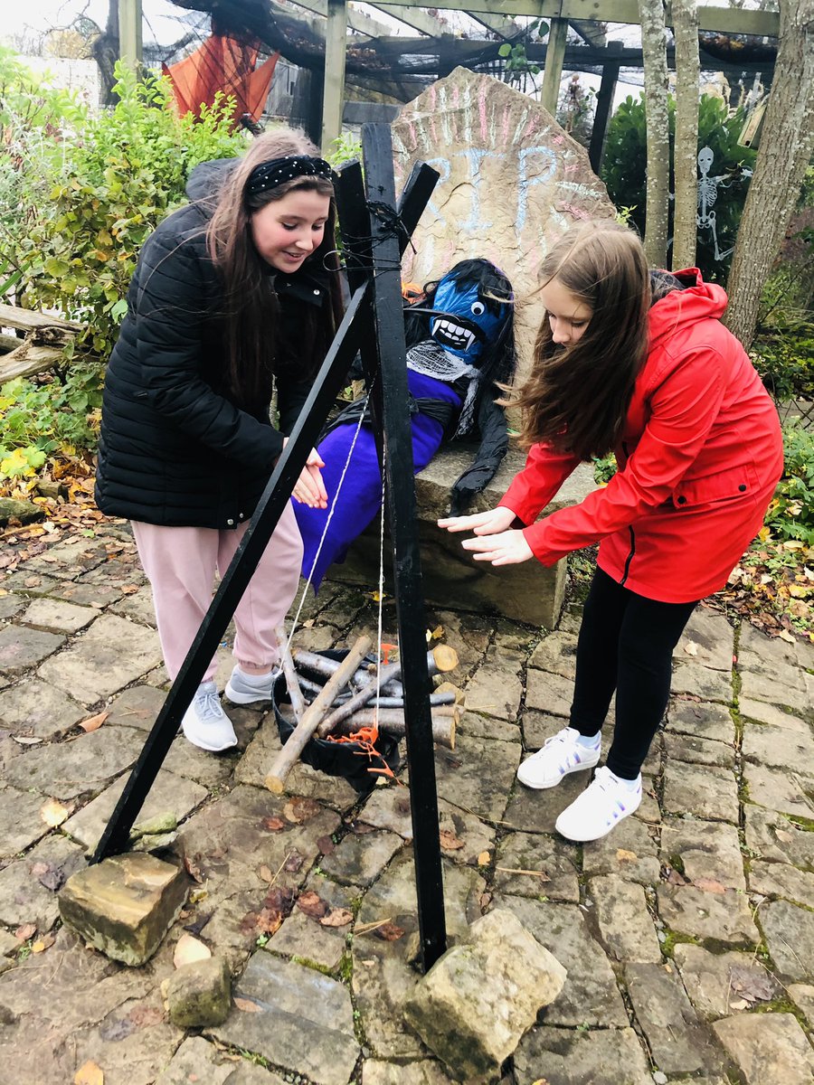 RyanAnneh690's tweet photo. @BainsfordPS Billie having Halloween fun at the Walled Garden Dollar Park 🧙‍♀️ home learning adventure #missvickers #walledgardensdollarpark https://t.co/HyMQASVqwD