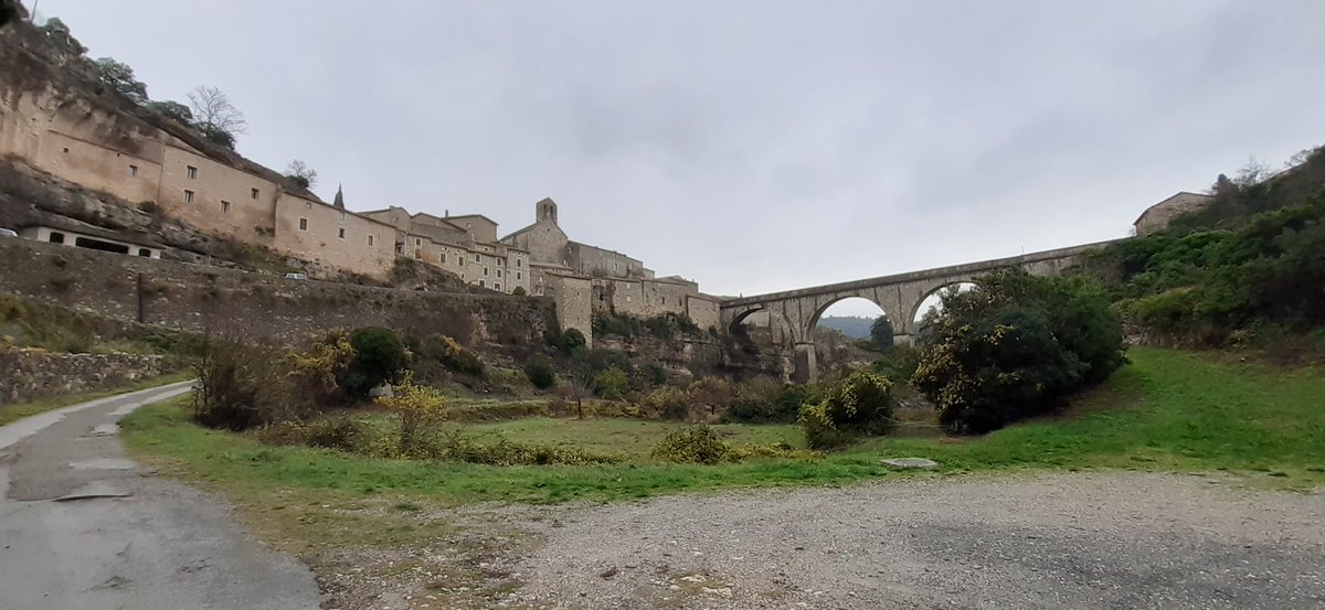 Dans ce splendide village niché en surplomb de la Cesse, il y a une très belle petite église du XIe siècle, Saint-Etienne.