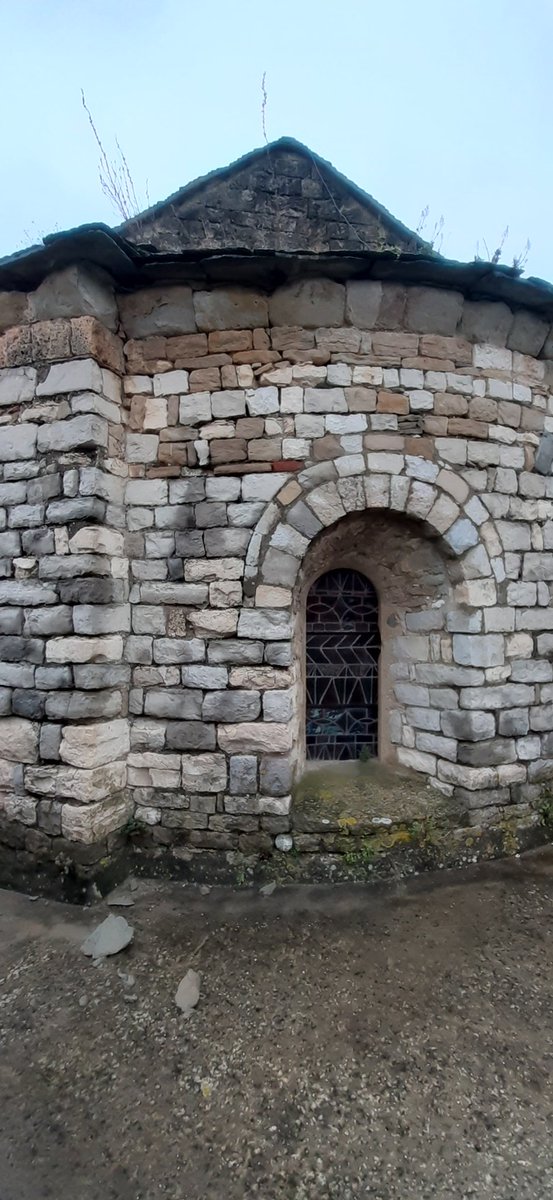 Dans ce splendide village niché en surplomb de la Cesse, il y a une très belle petite église du XIe siècle, Saint-Etienne.
