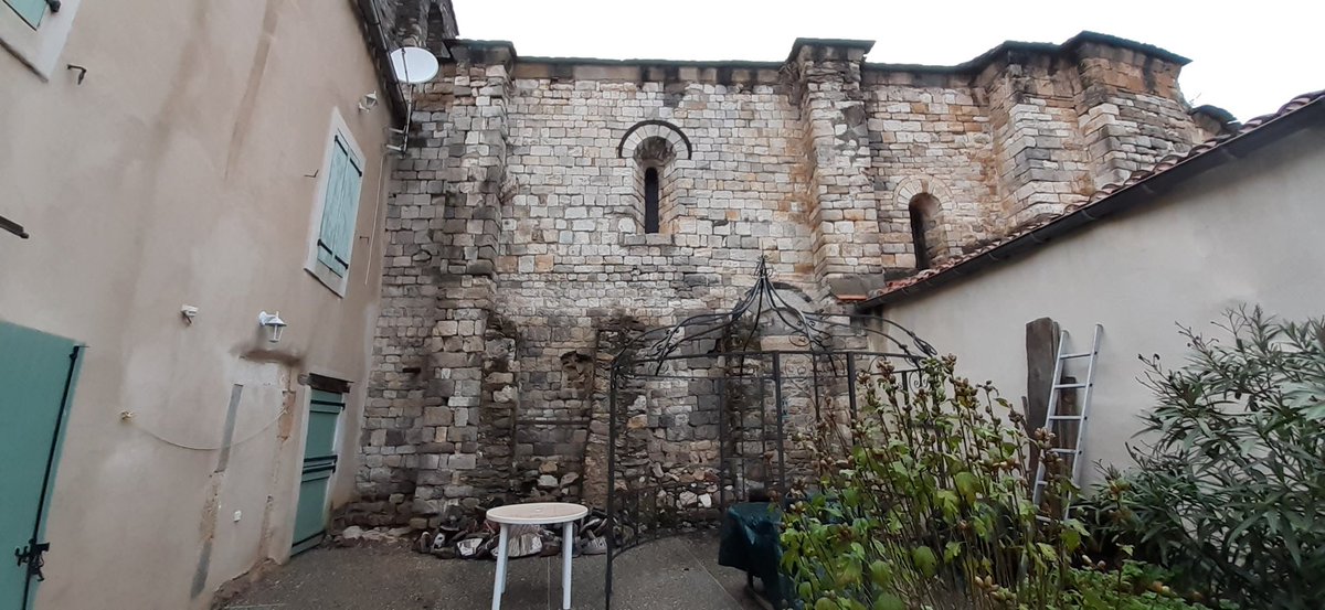 Dans ce splendide village niché en surplomb de la Cesse, il y a une très belle petite église du XIe siècle, Saint-Etienne.