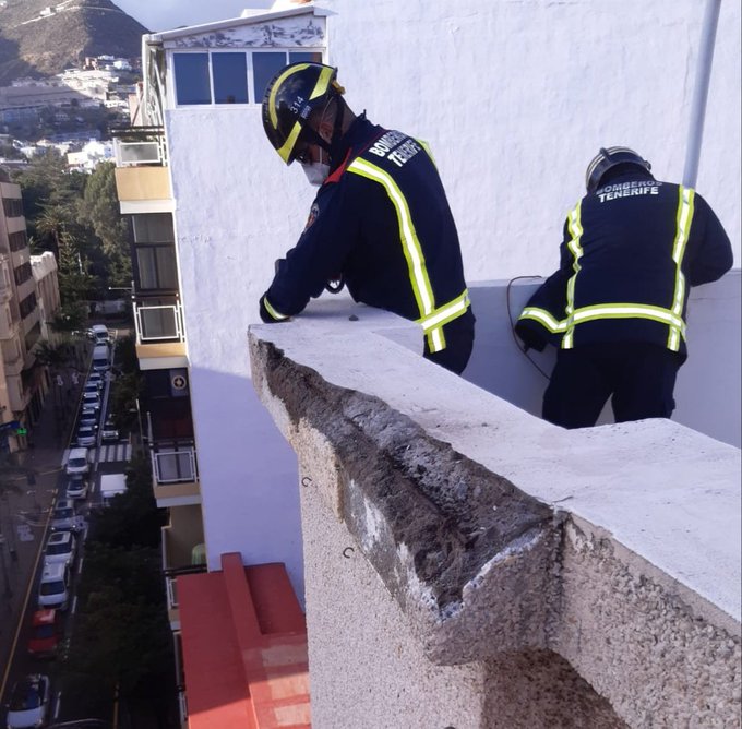 Bomberos de Tenerife en Twitter: "🔴Un operativo de #BomberosTF de Santa Cruz 🚒 intervino esta tarde en dos saneamientos en edificios de la capital tinerfeña 👨‍🚒 ➡️ Daños en cornisa en la calle El Pilar ➡️ Fachada con riesgo de caída de cascotes a la vía pública en la zona del Parque Bulevar https://t.co/GIBHVTg8w9" / Twitter